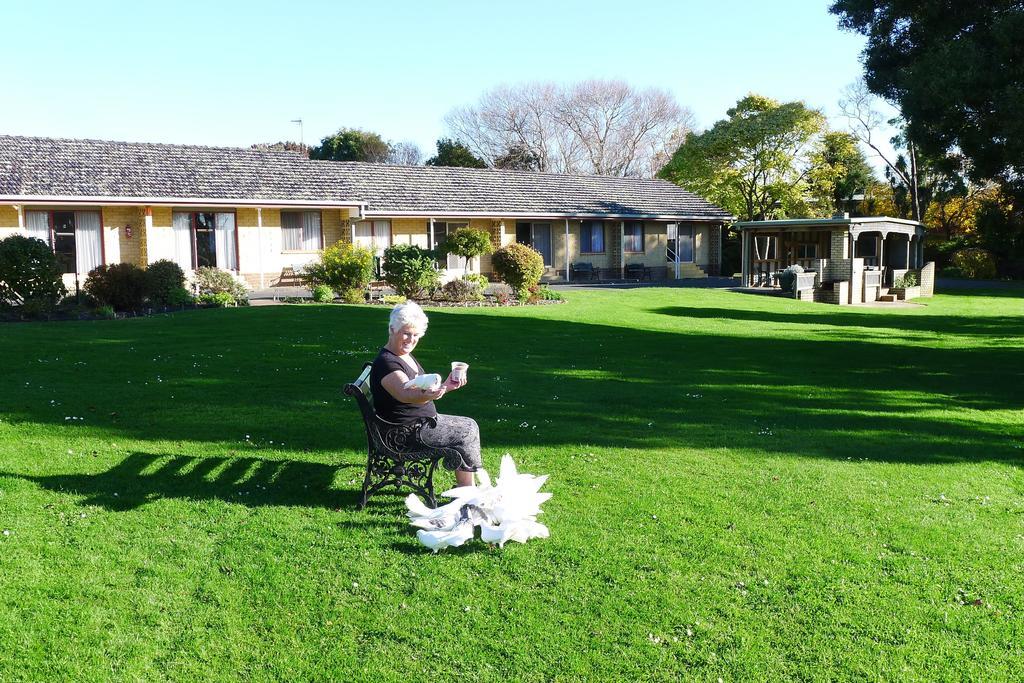 Willaway Motel Apartments Ulverstone Exterior photo
